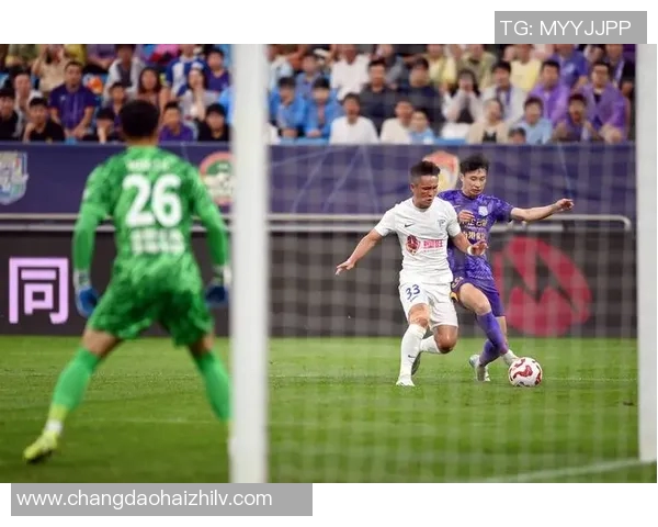 足球明星的盛世容颜与球场魅力交织的璀璨人生之旅 足球明星的盛世容颜与球场魅力交织的璀璨人生之旅