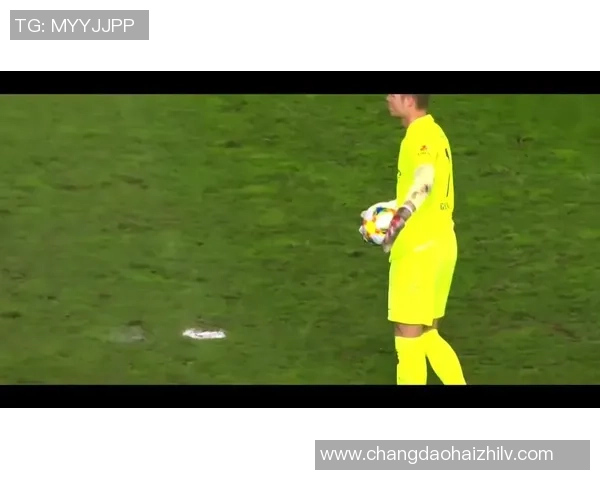 球场惊现足球明星偷袭门将的精彩瞬间引发热议 球场惊现足球明星偷袭门将的精彩瞬间引发热议
